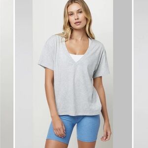 Vuori Size 2X ? Gray Sutton V-Neck Short Sleeve Tee